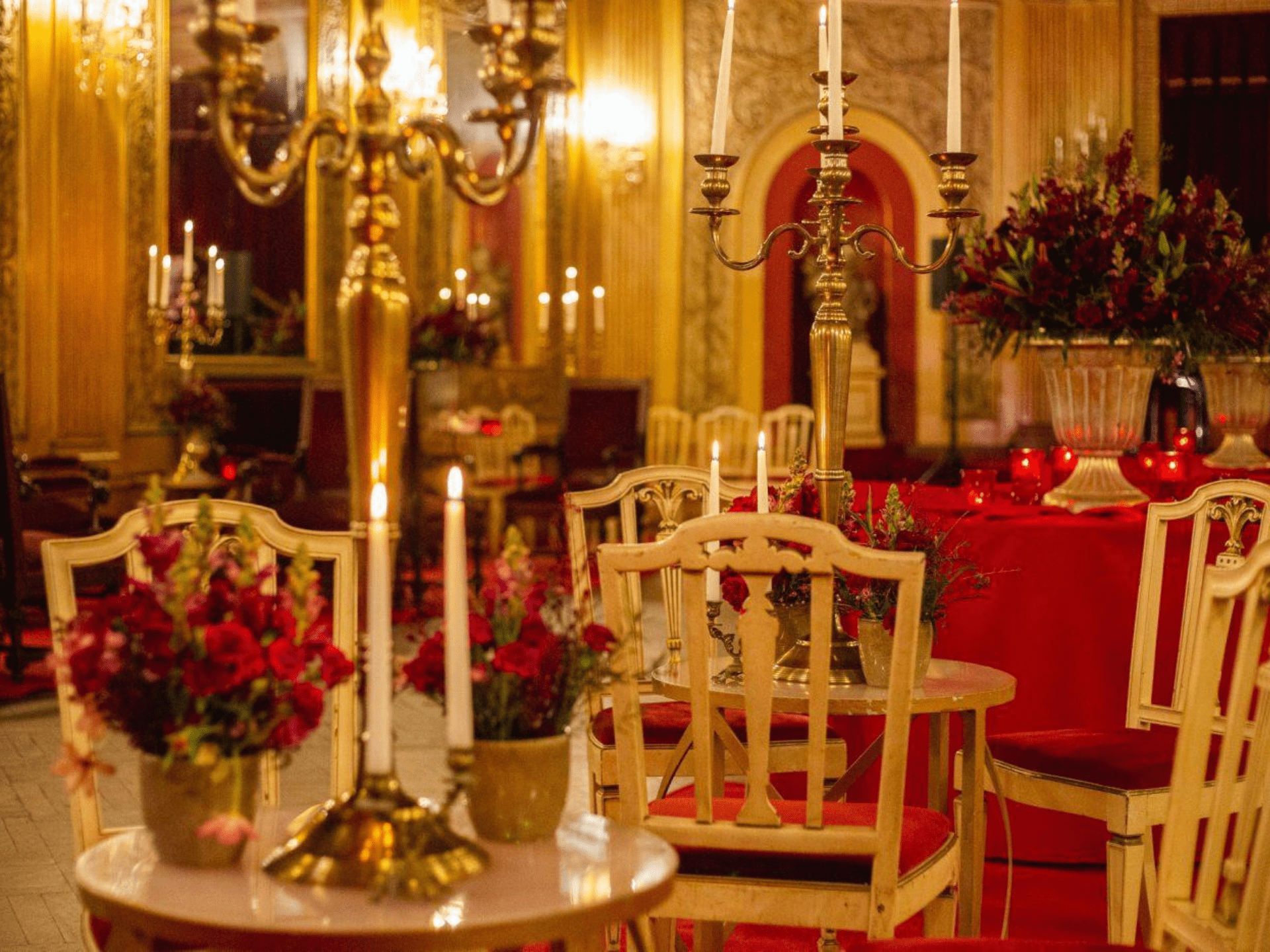 sala dourada com decoração vermelha